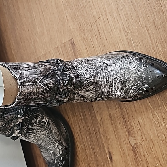 Corral Boot Co. Ankle cowgirl boot - Picture 2 of 4